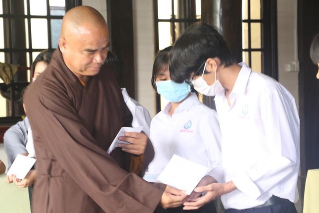 Thượng tọa Thích Tĩnh Triệt trao học bổng cho các em học sinh