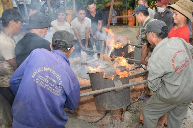 Tôn tượng Đức Phật được các nghệ nhân cơ sở đúc đồng Nguyễn Văn Tuệ (TP.Huế) chế tác Tôn tượng Đức Phật được các nghệ nhân cơ sở đúc đồng Nguyễn Văn Tuệ (TP.Huế) chế tác