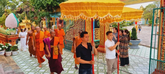 Phật tử nhiễu y quanh chánh điện Phật tử nhiễu y quanh chánh điện