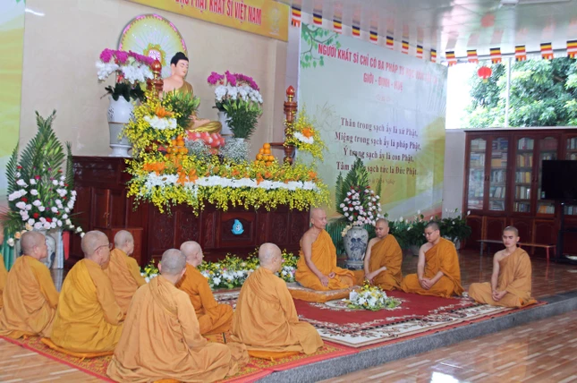 Chư tôn đức chứng minh buổi lễ Chư tôn đức chứng minh buổi lễ