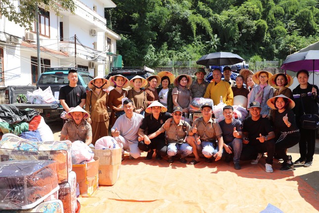 Đoàn từ thiện Phật giáo TP.Ninh Bình đến bản Hòa Sơn, bản Cánh... để tặng quà đến bà con