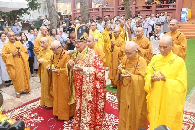 Chư tôn đức cử hành nghi thức sái tịnh