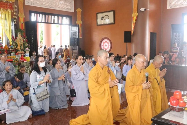 Thượng tọa Thích Tâm Hoa, trụ trì chùa Hoa Lâm cùng Tăng chúng tác pháp cung thỉnh chư tôn đức quang lâm lễ đài