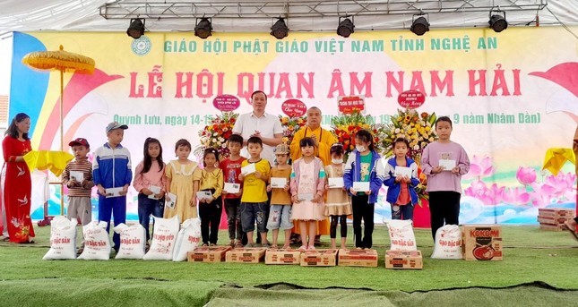 Đại đức Thích Minh Hải, Chánh Văn phòng Ban Trị sự GHPGVN tỉnh Nghệ An, Trưởng ban Trị sự GHPGVN huyện Quỳnh Lưu, Trưởng ban Tổ chức lễ hội trao học bổng cho các em học sinh