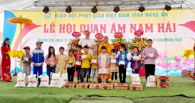 Đại đức Thích Minh Hải, Chánh Văn phòng Ban Trị sự GHPGVN tỉnh Nghệ An, Trưởng ban Trị sự GHPGVN huyện Quỳnh Lưu, Trưởng ban Tổ chức lễ hội trao học bổng cho các em học sinh