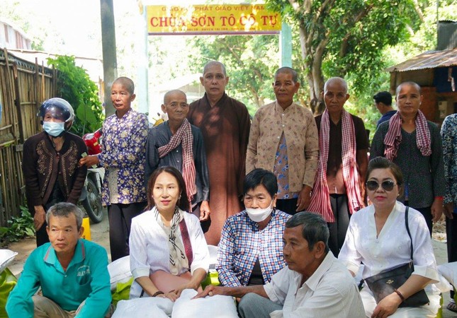 Đoàn từ thiện chùa Sơn Tô tặng quà đến bà con
