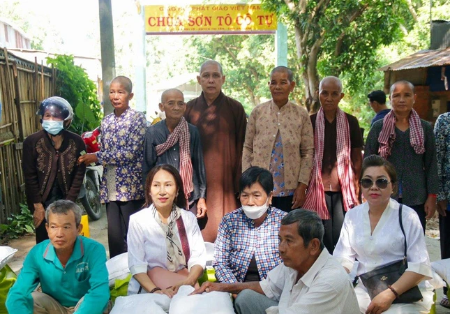 Đoàn từ thiện chùa Sơn Tô tặng quà đến bà con
