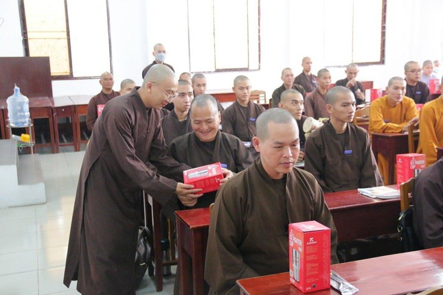 Cúng dường phẩm vật đến Tăng Ni sinh tại Trường Trung cấp Phật học tỉnh An Giang
