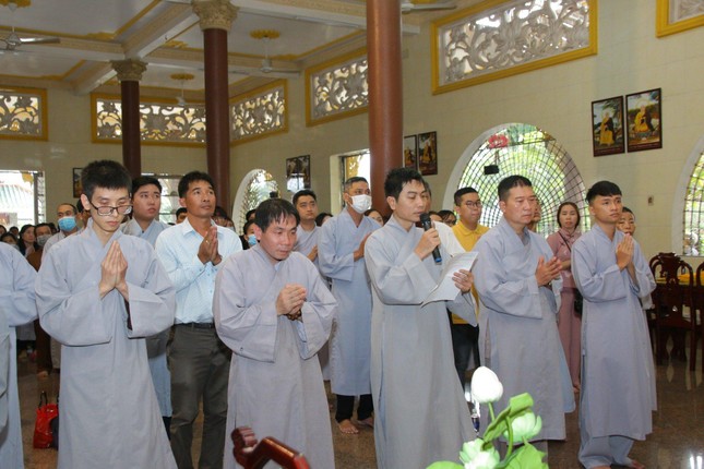 Đại diện Phật tử dâng lời phát nguyện cầu thọ tam quy, ngũ giới