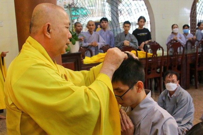 Thế phát xuất gia