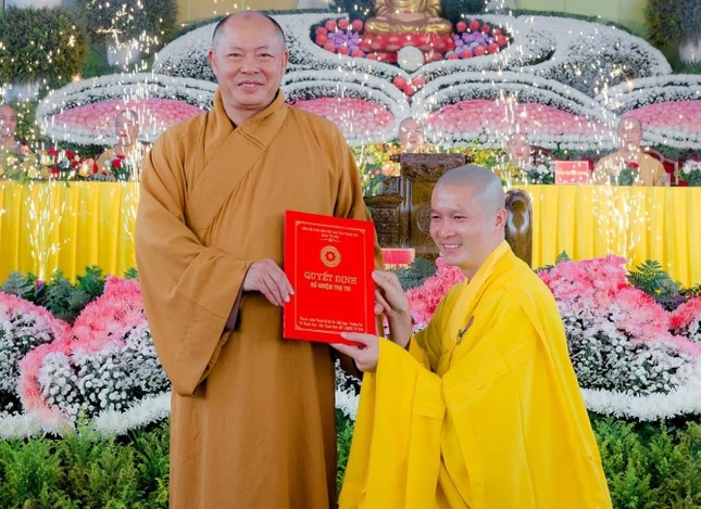 Thượng tọa Thích Tâm Định trao quyết định bổ nhiệm trụ trì chùa Phú Chung đến Đại đức Thích Nguyên Khanh