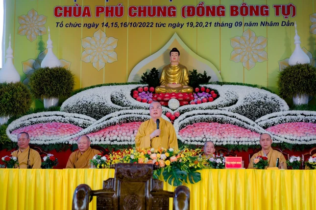 Hòa thượng Thích Thanh Nhiễu ban đạo từ