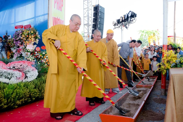 Chính thức khởi công xây dựng đại hùng bảo điện chùa Phú Chung