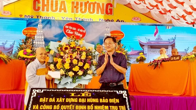 Ban Tôn giáo - Sở Nội vụ tỉnh Nghệ An tặng hoa chúc mừng