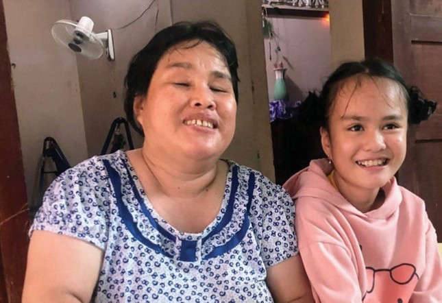 Hai mẹ con chị Thoa và bé Huyền Trân