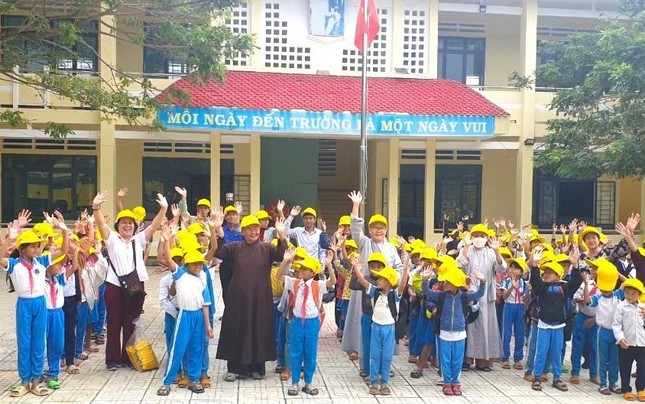 Đoàn tặng quà tại Trường Tiểu học Liên Sơn