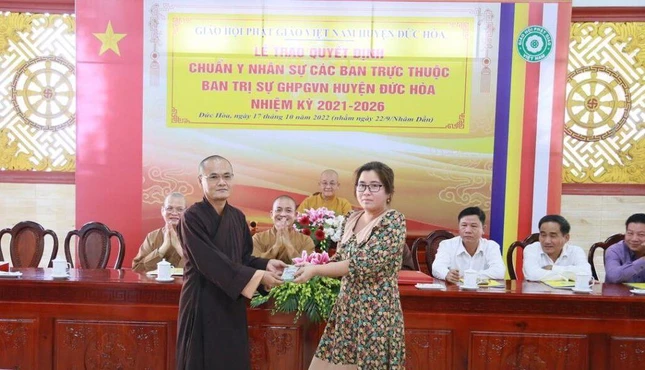 Phật tử Diệu Mai trao kinh phí hỗ trợ xây dựng nhà tình thương Phật tử Diệu Mai trao kinh phí hỗ trợ xây dựng nhà tình thương