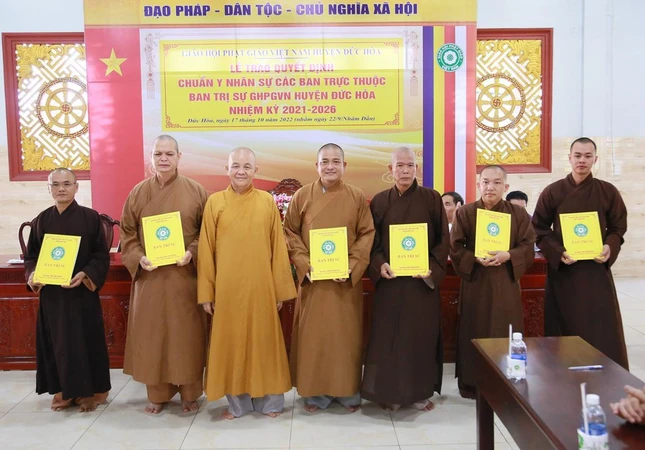 Hòa thượng Thích Minh Thiện trao quyết định chuẩn y nhân sự Hòa thượng Thích Minh Thiện trao quyết định chuẩn y nhân sự