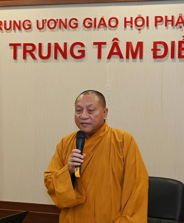 Hòa thượng Thích Gia Quang điều hành hội nghị