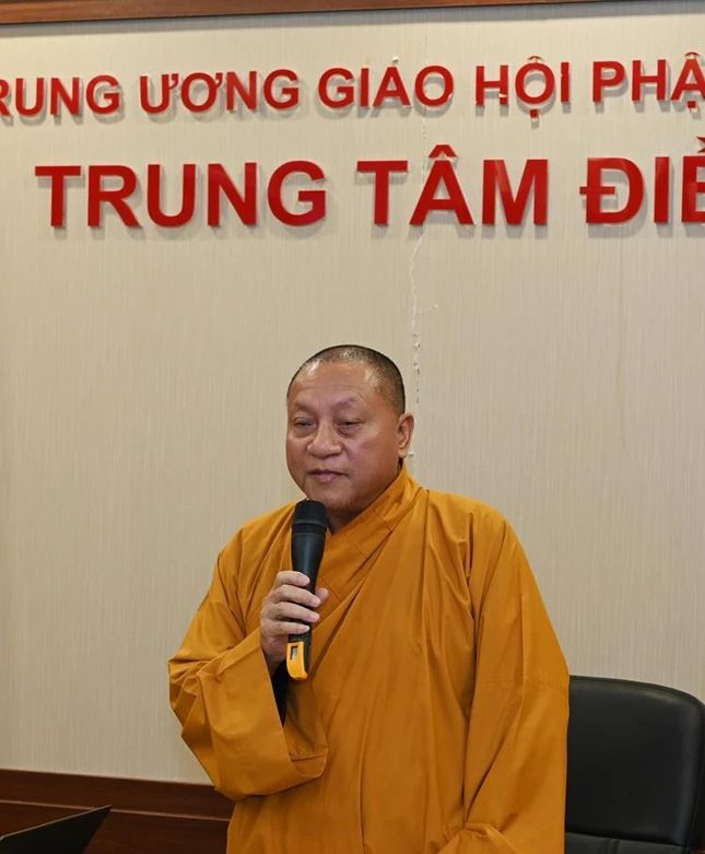 Hòa thượng Thích Gia Quang điều hành hội nghị