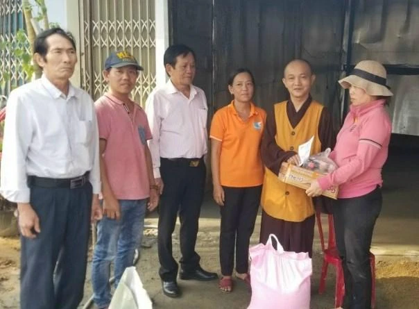 Trao quà hỗ trợ người dân gặp khó khăn do ảnh hưởng mưa lũ