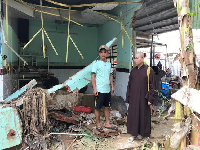 Căn nhà của người dân bị đổ sập trong trận mưa lũ