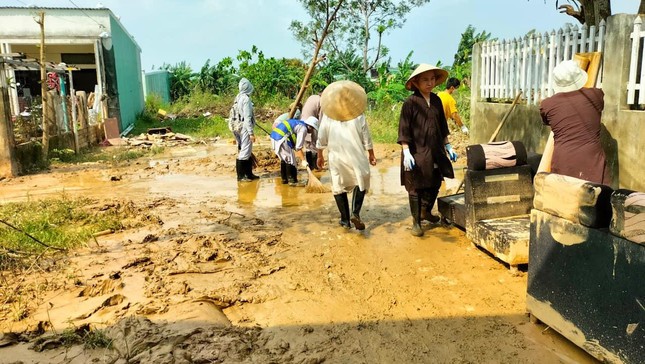 Chư Tăng Ni trường Trung cấp Phật học Đà Nẵng hỗ trợ dọn bùn lầy