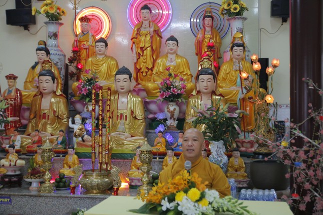 Thượng tọa Thích Giác Nguyên sách tấn Phật tử tham dự khóa tu Thượng tọa Thích Giác Nguyên sách tấn Phật tử tham dự khóa tu