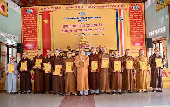 Trao quyết định chuẩn y nhân sự Trao quyết định chuẩn y nhân sự