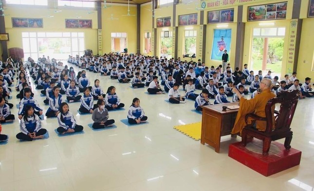 Lắng nghe chư Tăng chia sẻ Phật pháp