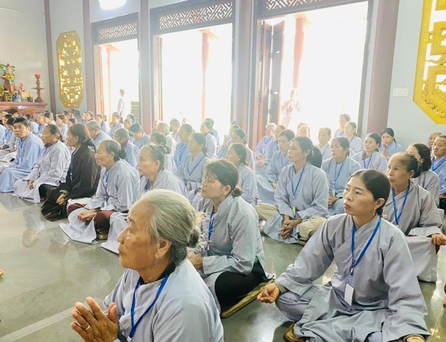 Phật tử tham dự khóa tu