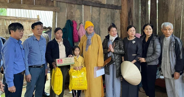 Đại đức Thích Trúc Thông Tánh và lãnh đạo Ủy ban MTTQVN tỉnh Thanh Hóa trao tiền và quà cho gia đình bà Vi Thị Nga ở xã Thanh Hòa, huyện Như Xuân