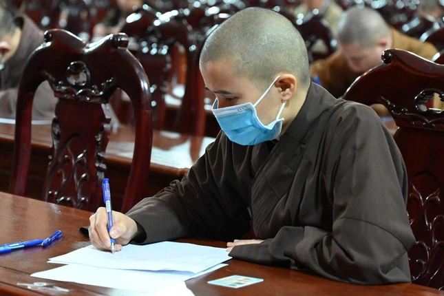 Các thí sinh nghiêm túc làm bài thi