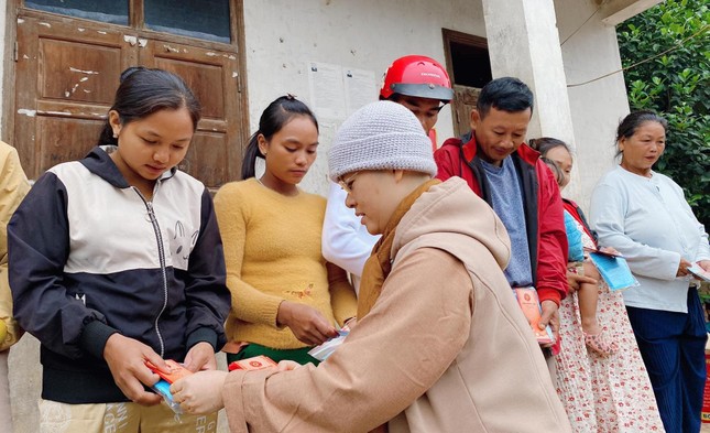 Trao quà đến người dân tại xã Tà Cạ