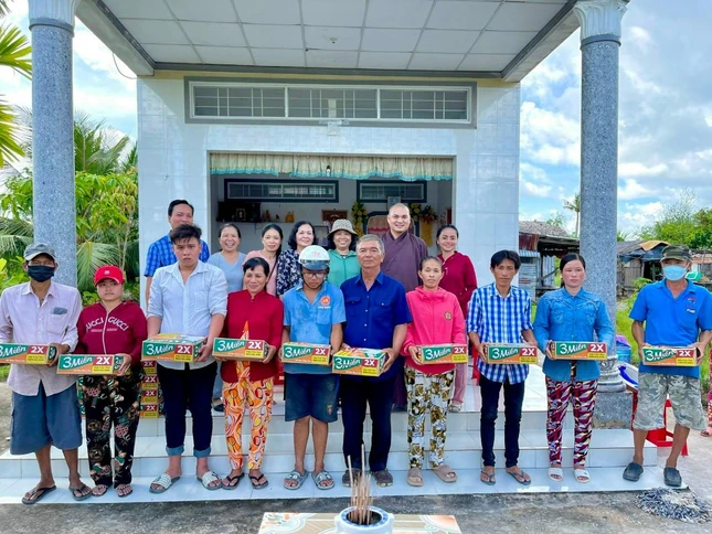 Tặng quà cho các hộ gia đình khó khăn