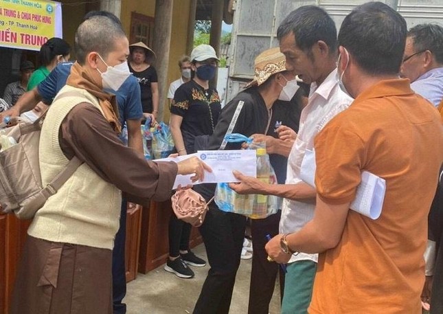 Trao quà cho người dân tại xã Chiêu Lưu