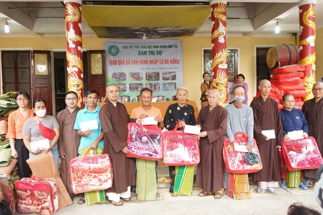 Ban Trị sự GHPGVN quận Sơn Trà trao quà đến bà con gặp khó khăn