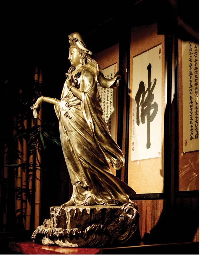 Tôn tượng Bồ-tát tay cầm tịnh bình và nhành dương liễu, thị hiện cứu khổ trong nhân gian