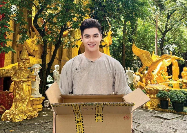 Minh Hoàng trong lúc tham gia thiện nguyện, phóng sinh Minh Hoàng trong lúc tham gia thiện nguyện, phóng sinh