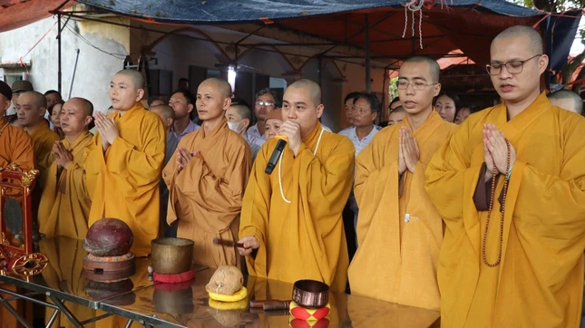 Chư tôn đức làm lễ chú nguyện đúc đại hồng chung Chư tôn đức làm lễ chú nguyện đúc đại hồng chung