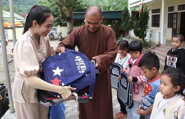 Đại đức Thích Minh Thanh trao quà cho các em học sinh Trường Tiểu học Chiêu Lưu 1 Đại đức Thích Minh Thanh trao quà cho các em học sinh Trường Tiểu học Chiêu Lưu 1