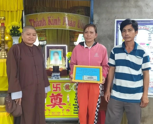 Sư cô Thích nữ Như Học trao tiền hỗ trợ cho gia đình em Trần Long Tứ