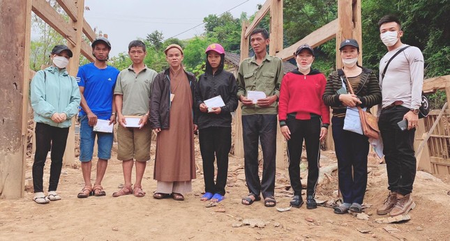 Đại đức Thích Tâm Ngọc thay mặt mặt Hòa thượng Thích Pháp Trí và đạo tràng Phật tử chùa Linh Quang trao kinh phí hỗ trợ đến các hộ dân