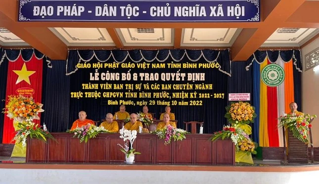 Chư tôn đức chứng minh buổi lễ Chư tôn đức chứng minh buổi lễ