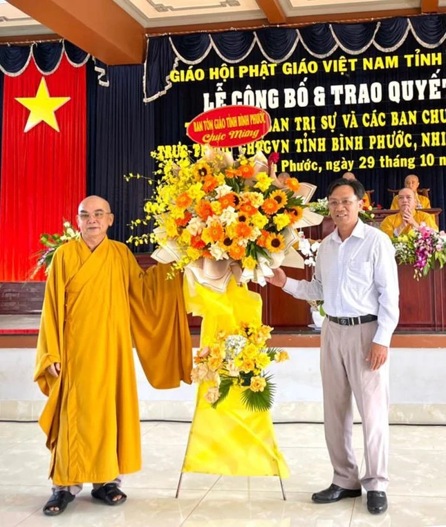 Đại diện Ban Tôn giáo tỉnh Bình Phước tặng hoa chúc mừng Đại diện Ban Tôn giáo tỉnh Bình Phước tặng hoa chúc mừng