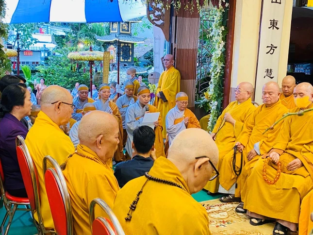 Đại diện môn đồ pháp quyến dâng lời cảm tạ