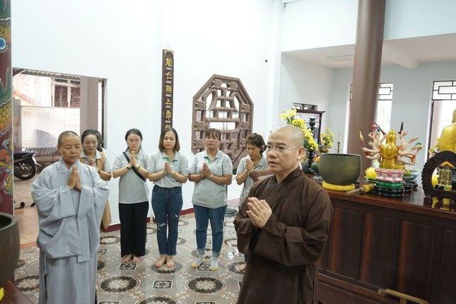 Thượng tọa Thích Thông Đạo cùng các thành viên đoàn thiện nguyện đảnh lễ, cúng dường Tam bảo Thượng tọa Thích Thông Đạo cùng các thành viên đoàn thiện nguyện đảnh lễ, cúng dường Tam bảo