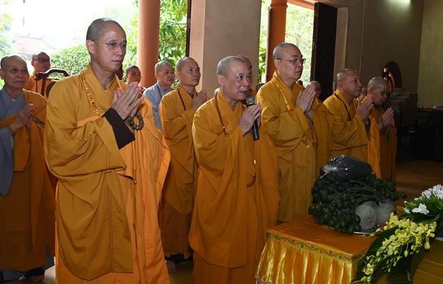 Chư tôn đức niêm hương bạch Phật