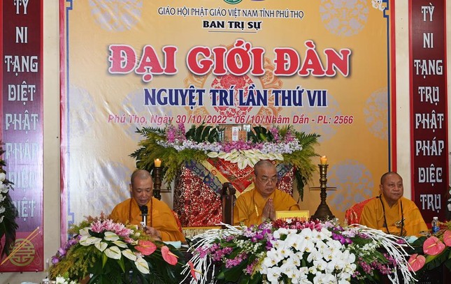 Tam sư truyền giới cho giới tử Tăng