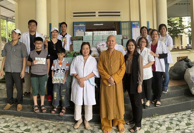 Đoàn từ thiện chùa Bửu Liên - Ảnh: Duy Tân